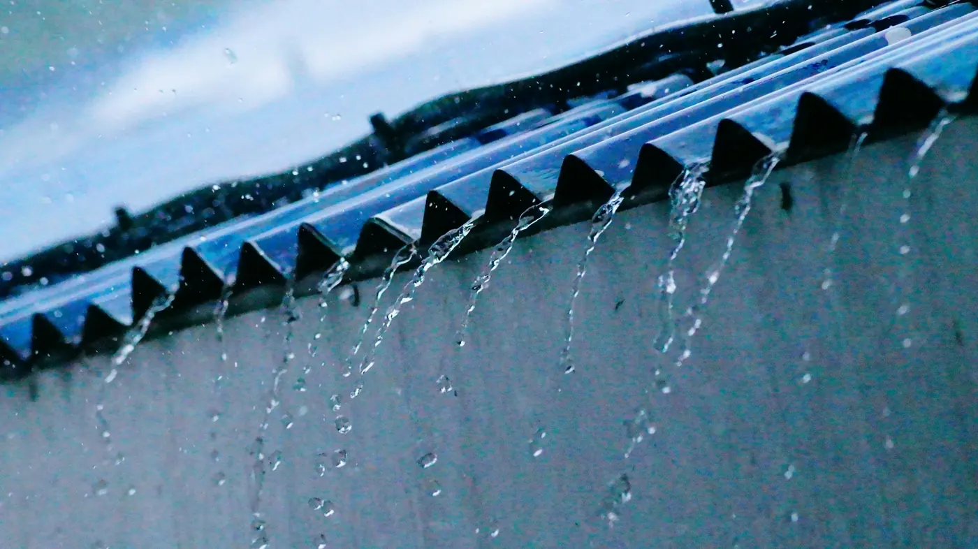 Toiture en bac acier sous la pluie