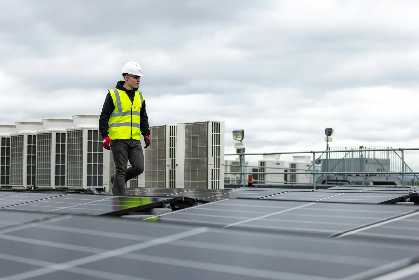 Technicien en gilet de sécurité sur une toiture-terrasse