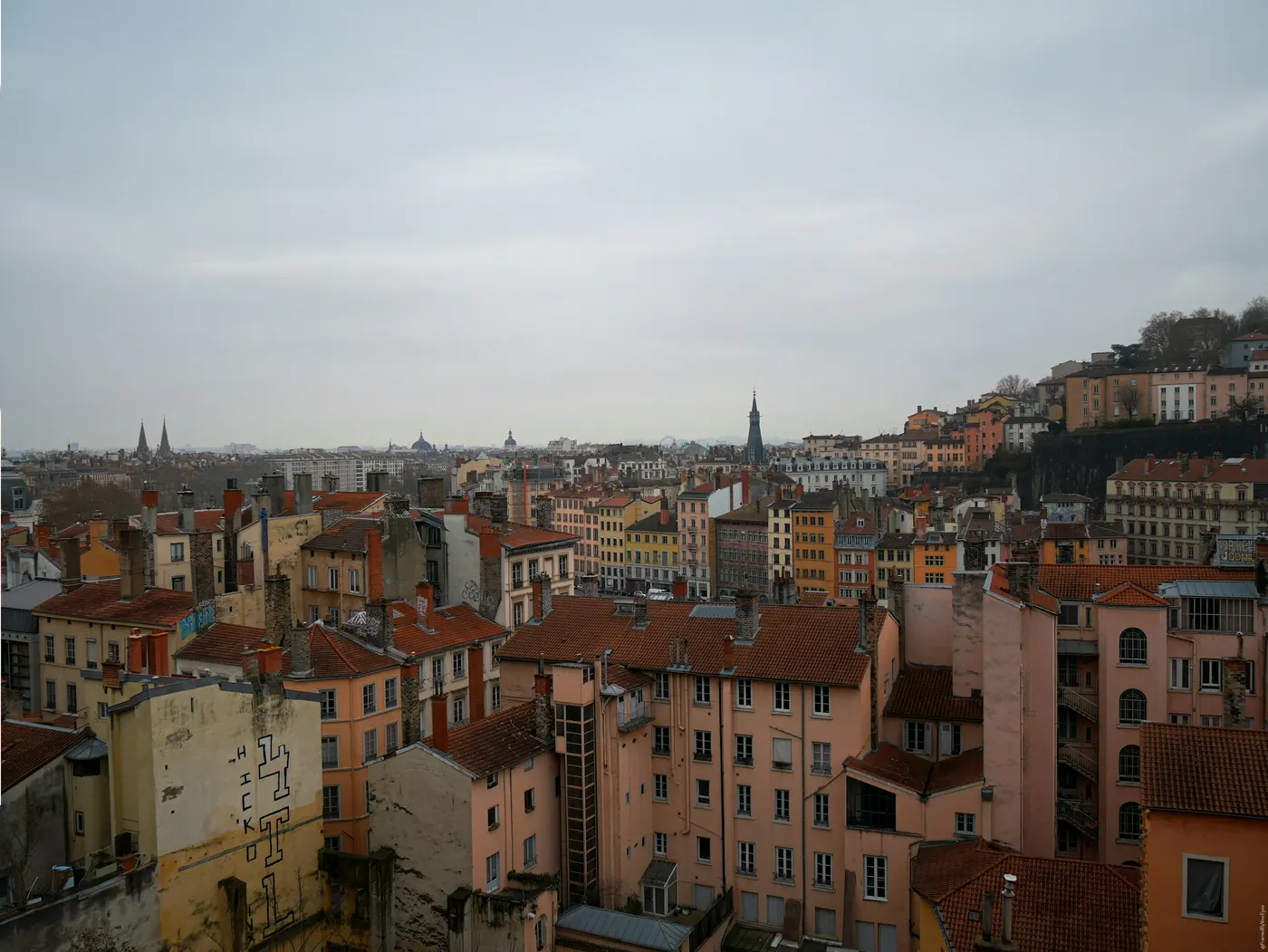 Les toits de Lyon vus depuis une colline