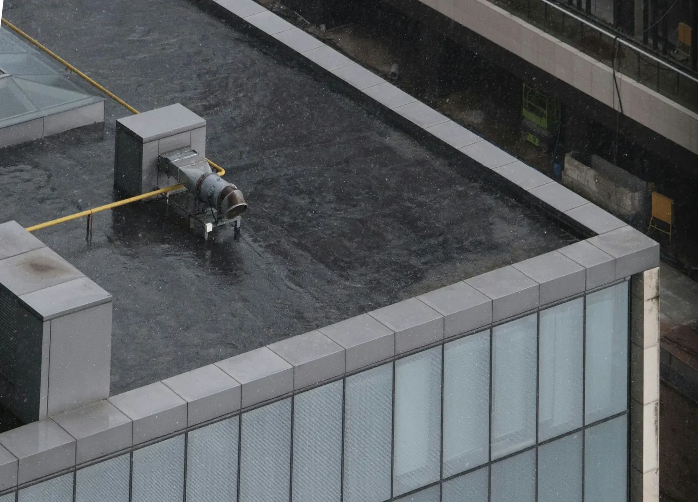 Toiture-terrasse avec membrane d'étanchéité et acrotère
