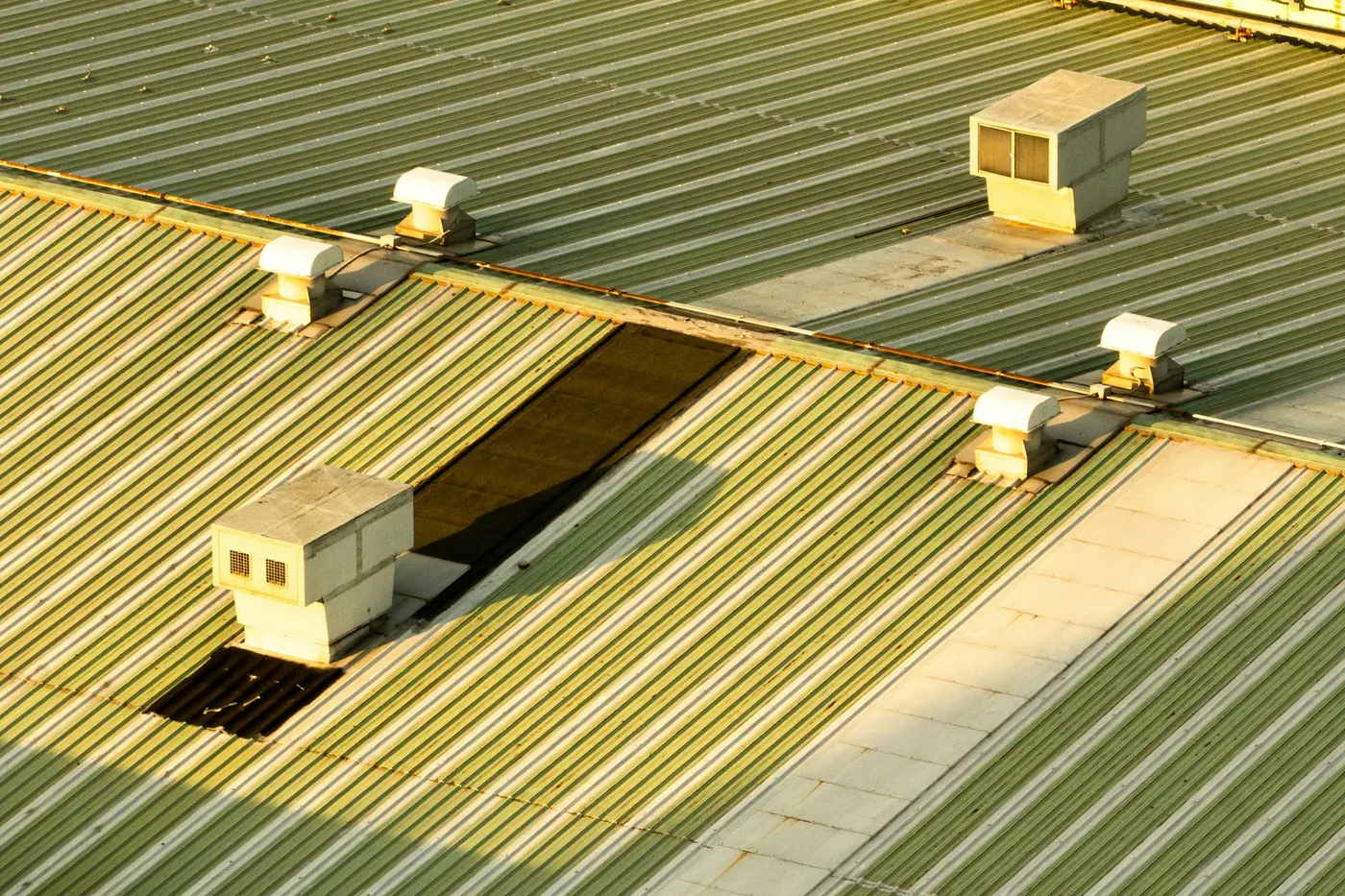 Sorties de ventilation sur une toiture de bâtiment d'activité